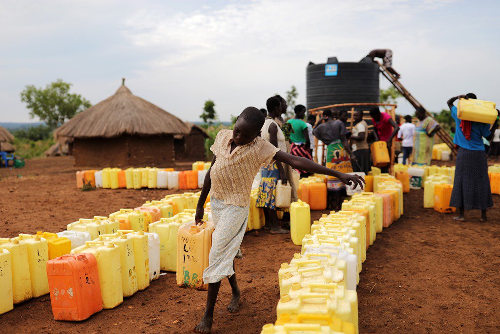 Miles de refugiados sursudaneses viven sin agua suficiente en asentamientos en #Uganda. Fotorrelato en <a href="/desalambre/">Desalambre</a> bit.ly/2w7pfq1