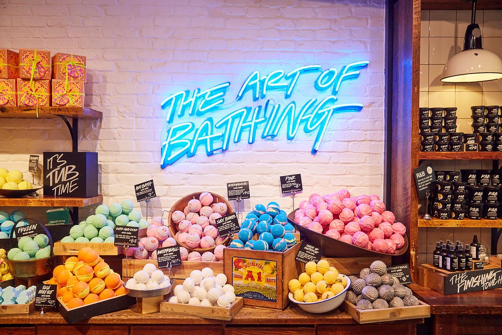RobsonStreet's tweet photo. The newly renovated @lushcosmetics is now #OpenForFizzness! Go behind the scenes on our Instagram story at @RobsonStreet https://t.co/wcU0AtnZ9S