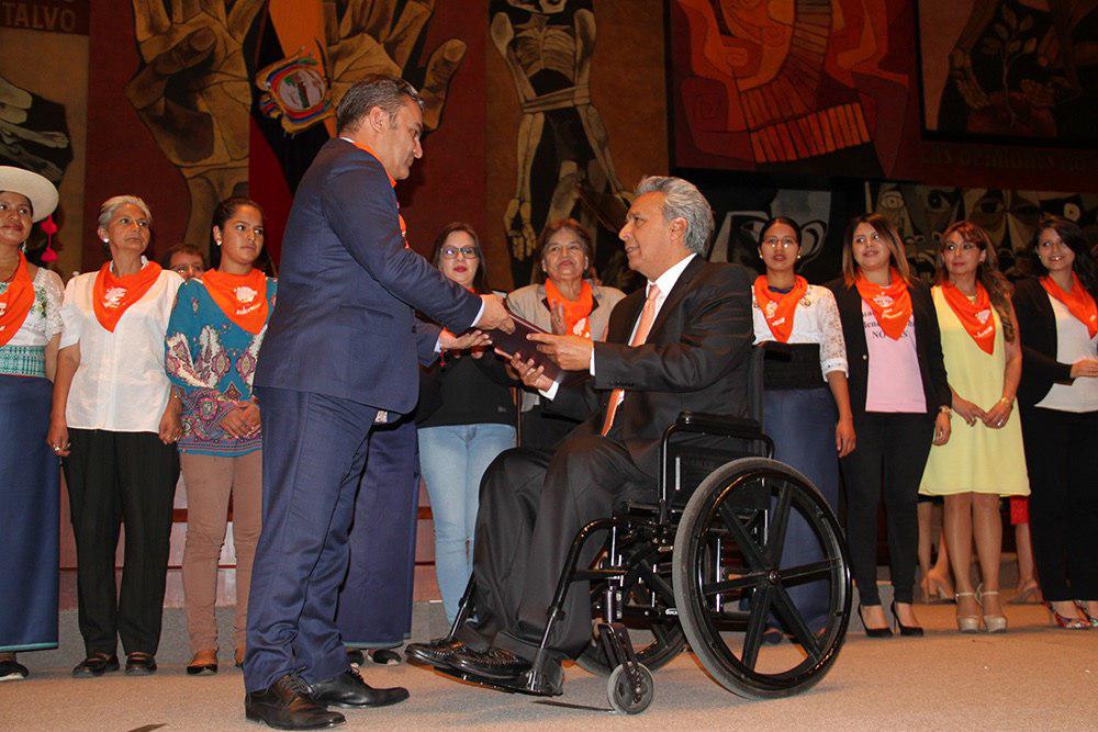 Mandatario <a href="/Lenin/">Lenín Moreno</a> Moreno entrega la propuesta de Ley Contra la Violencia de Género #EcuadorNiUnaMenos ♀