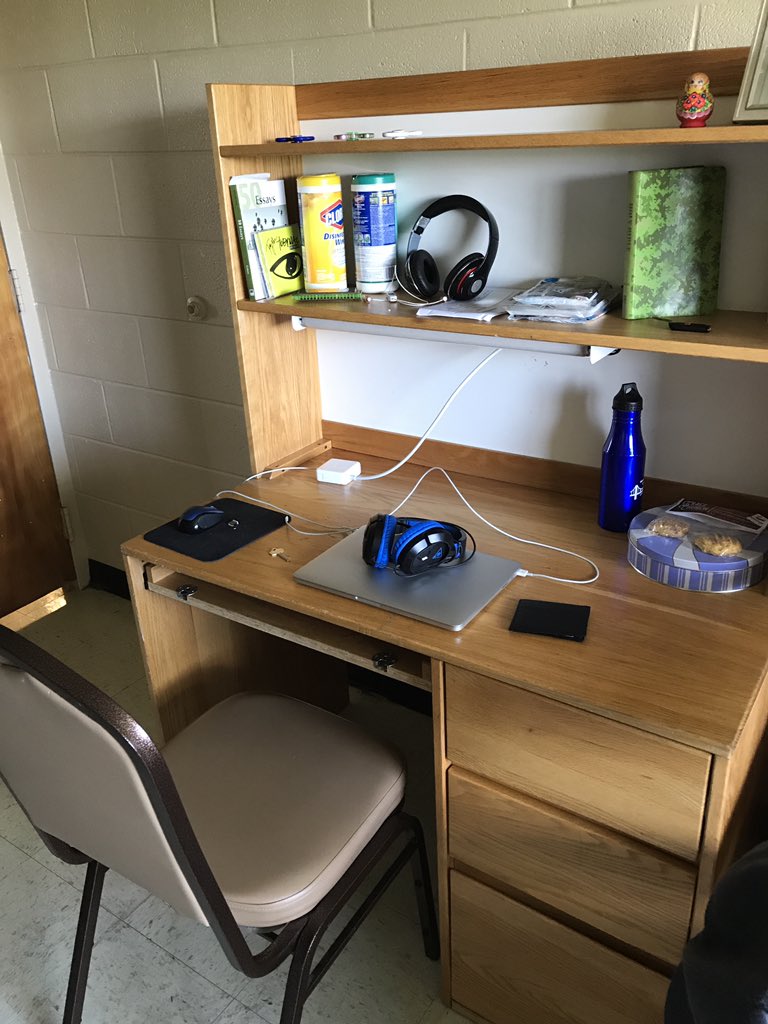 EyeHasNoIdea's tweet image. The college set up