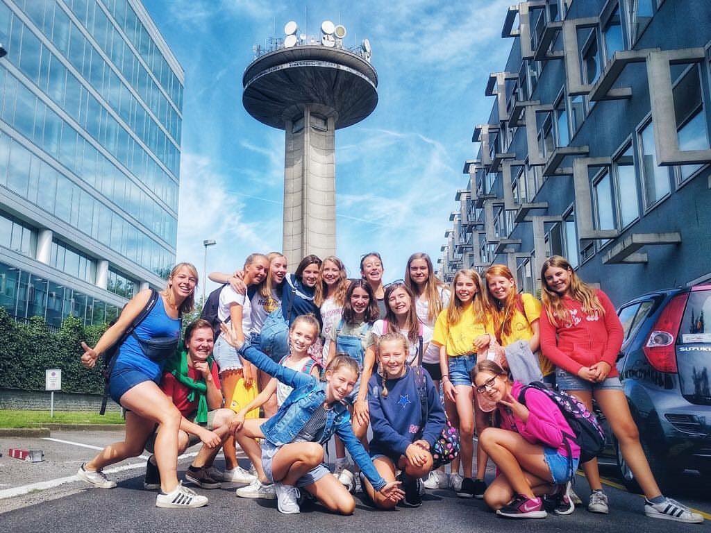 Activak's tweet photo. Mediakamp op bezoek bij de VRT ... zooo coool allemaal ! #activak #dezomerisvanons https://t.co/6OOR76VcDP
