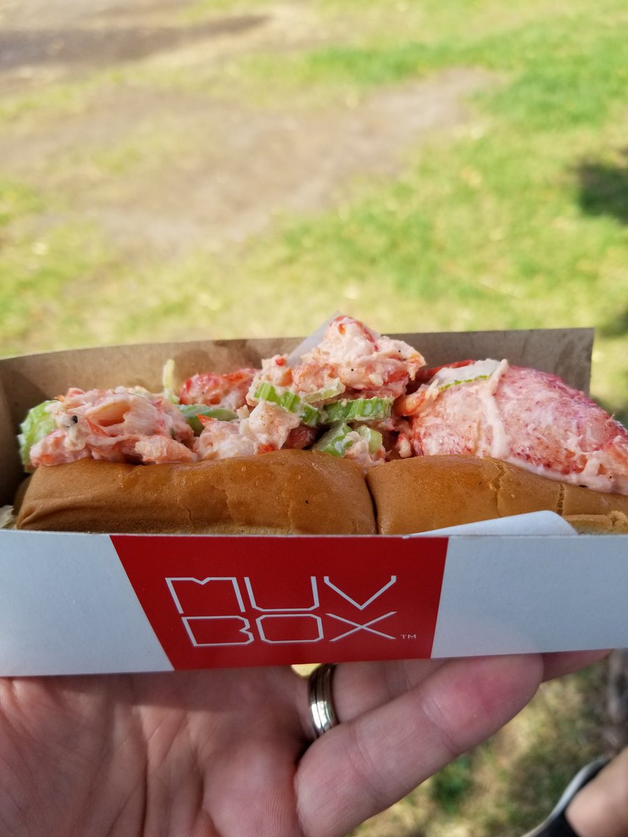 This was very yummy. <a href="/MuvboxMontreal/">MUVBOX Restos</a> #lobsterroll