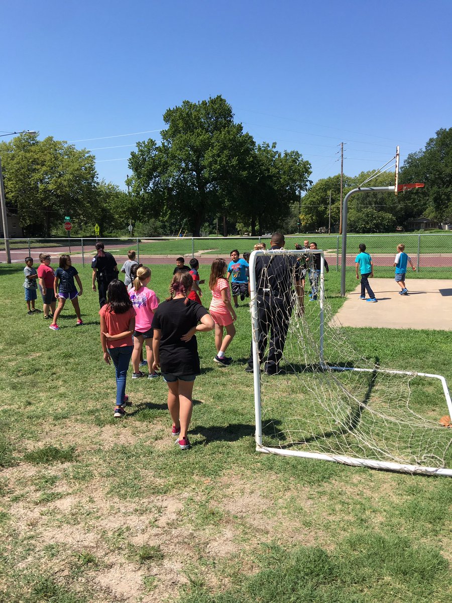 ArkCity_Police's tweet photo. We picked up where we left off last school year ... Lunch at Frances Willard Elementary was great! @arkcityfw thanks for having us! #FWrocks https://t.co/06U8L8SIyb