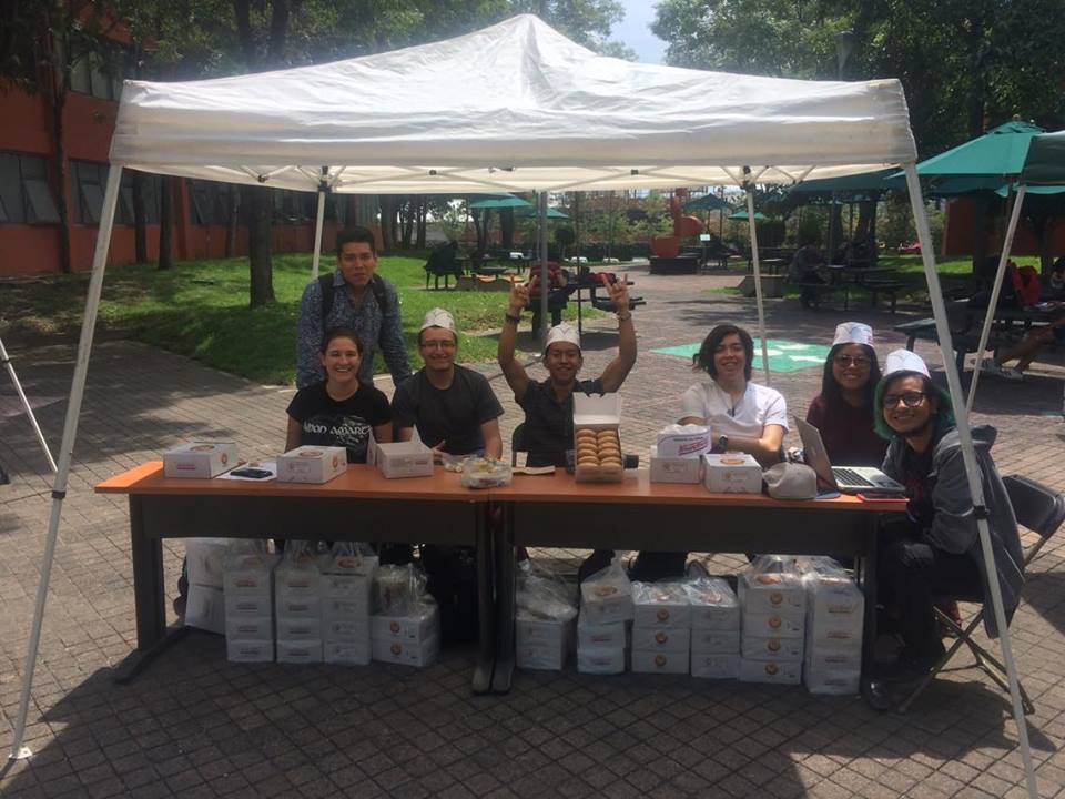 SAIMICEM's tweet photo. El día de hoy y mañana, SAIMI les ofrece las deliciosas donas Krispy Kreme. ¡Vengan por ellas! Pasillo de aulas. :D https://t.co/qPqDpDEcHs