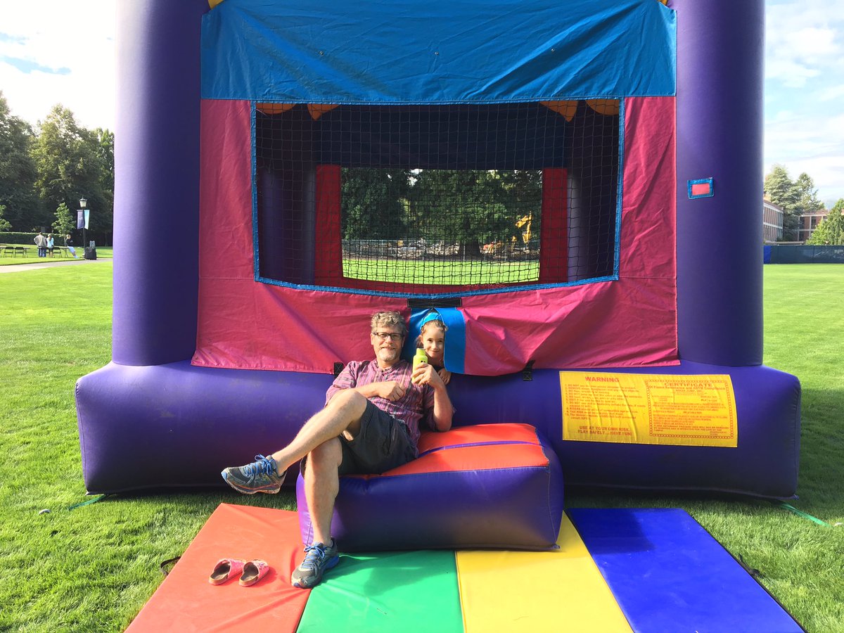 ShipstadHall's tweet photo. Bouncy castle = best move-in of all time. #UP21 #uportland #Ship50 https://t.co/ycea7p18lX