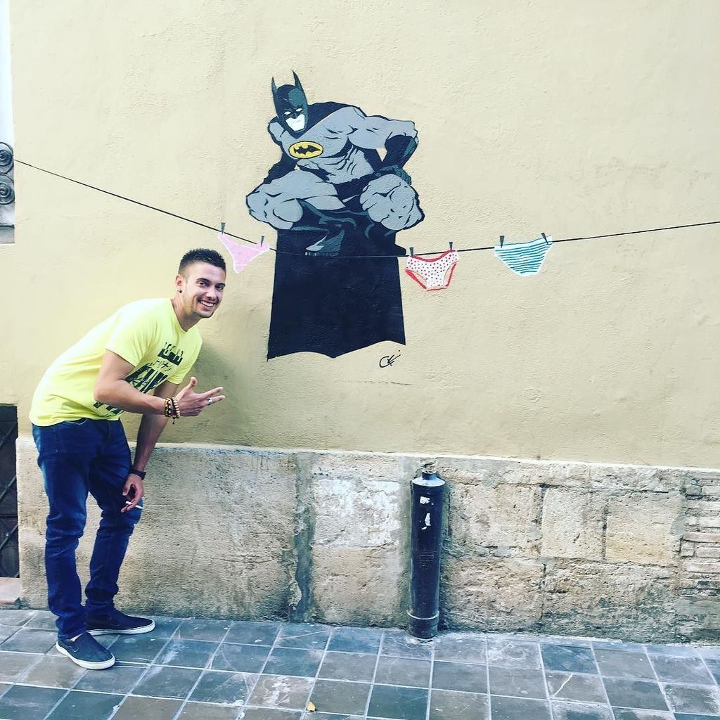 Salii09's tweet photo. Con mi colegui batman tendiendo la colada #vacaciones #valencia #batman https://t.co/04tXeYqBXT