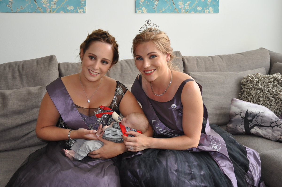 En nu ook een foto van de Heidehoogheden en baby Tijn https://t.co/1GNWsiiVka