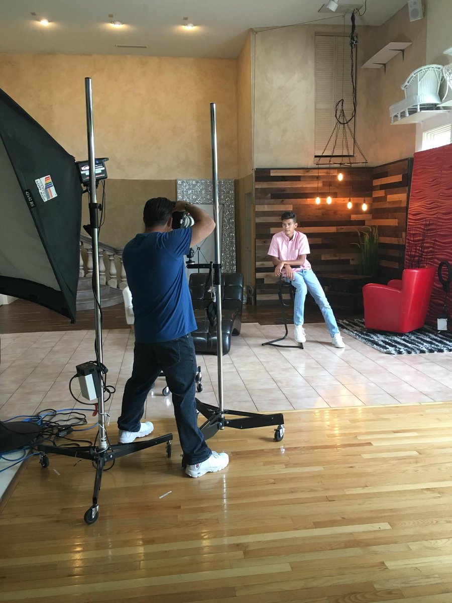 artrichphotos's tweet photo. Behind the scenes at our studio. #artrich #photography #southington #ctphotographers #BehindtheScenes #studio #portraits #senior #classof18 https://t.co/FSJL4S1g1Q