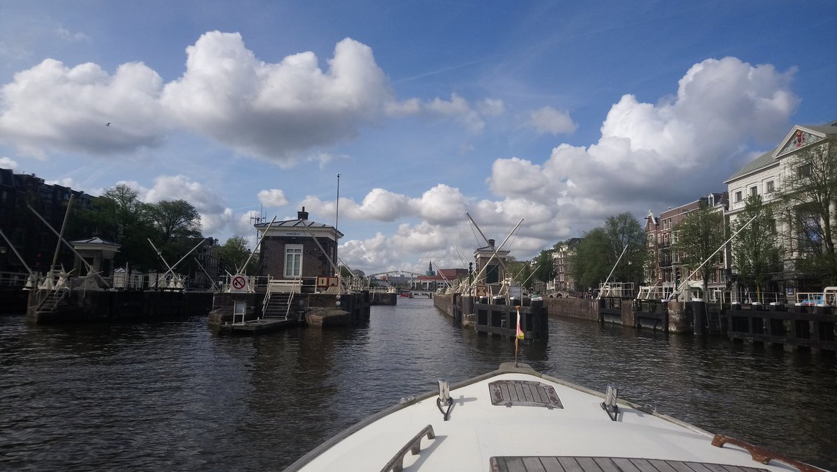 adrira3's tweet photo. Heerlijk dagje gevaren in en door #Amsterdam #Amstel #Amstellock #skinnybridge #dutchclouds #magerebrug #Hollandseluchten. https://t.co/DD8Aq3vqAn