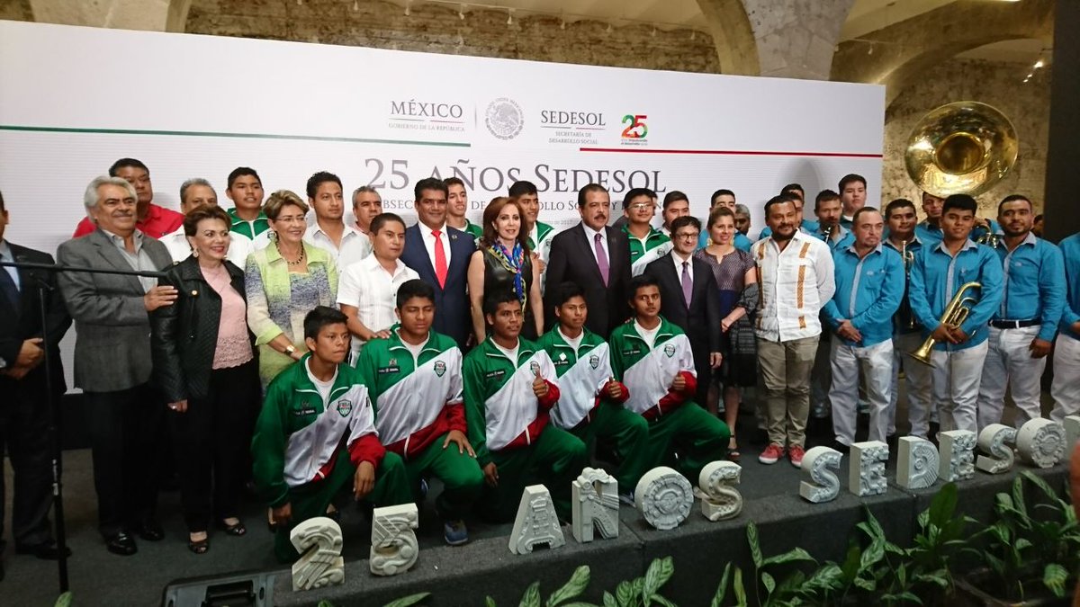 CONADIS_MX's tweet photo. #CONADIS festejando los #25AñosSedesol con la Subsecretaría de Desarrollo Social y Humano https://t.co/n3mGW92lCT