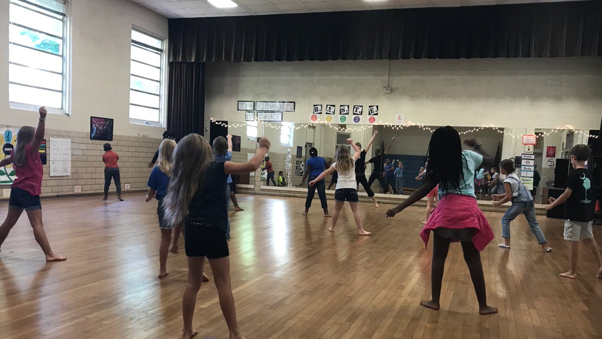MrsJatBMA's tweet image. Would love to start every morning in Dance. Got to see spine movements with 4th grade and heard fun conversations! #ArtsMagnet #BodyShapes