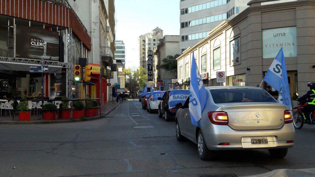 SadopCbaCapital's tweet photo. #SADOPenLucha en #Rio4, reclamando por la reactivación de la #ParitariaDocente y por el #ConvenioColectivoDeTrabajo que aún no tenemos https://t.co/PtzRzstM7Y