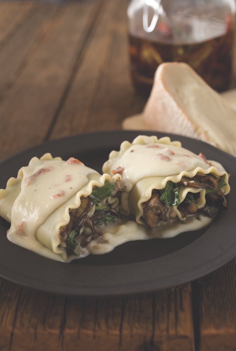 Il_Villaggio's tweet photo. This vegetarian recipe is extremely soft and creamy. Pasta with spinach and mushrooms topped with aged 12 months Provolone. https://t.co/TSKnCLb0vE