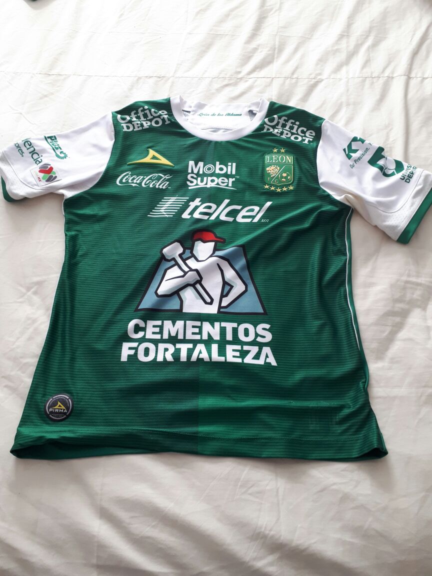 ROCIOALAMI's tweet photo. @Telcel @clubleonfc @julioancillo con nuestras playeras tomaremos una selfie en el estadio con la mejor cobertura que nos ofrece @Telcel, #FutbolEnTusManos https://t.co/IsSo7pFMsB