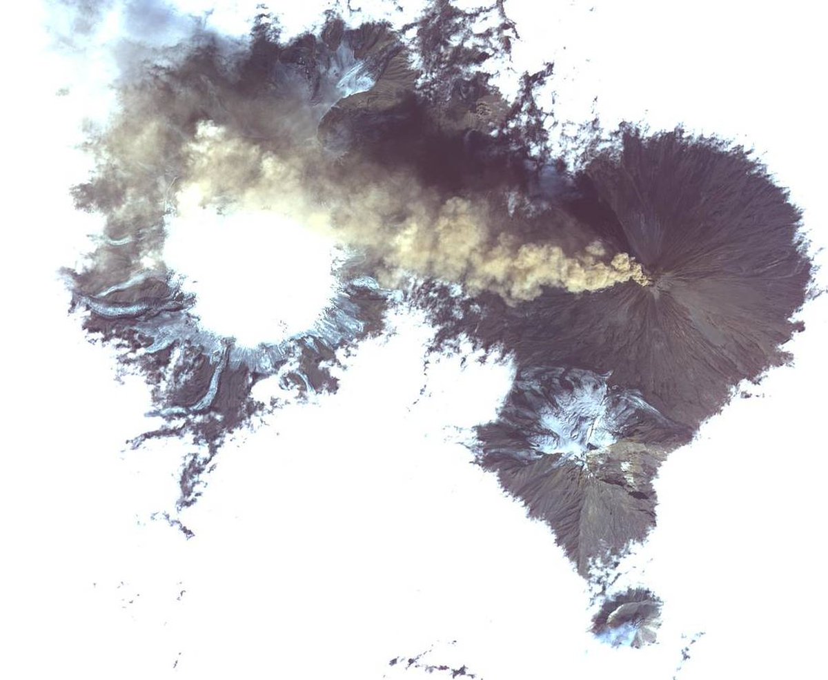 LiveScience's tweet photo. Stunning Satellite Photo Reveals Volcanic Eruption Near Alaska https://t.co/X5aAFuCLGg https://t.co/Wt2jmcz8Z2