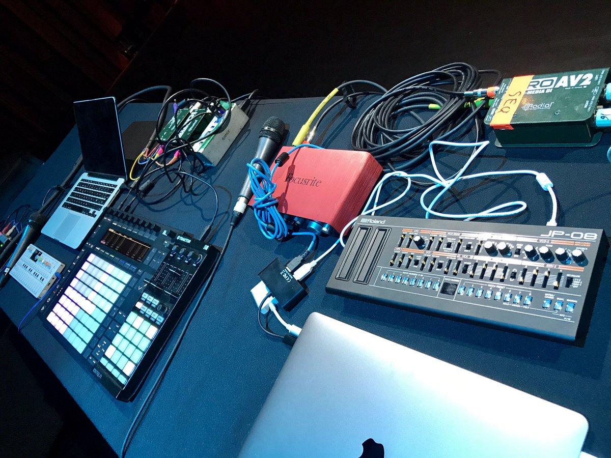 AbletonMexico's tweet photo. Raúl Sotomayor (@djsoundsys) en @ccemx mostrando técnicas de #Ableton Push https://t.co/u1VNzYu4y3