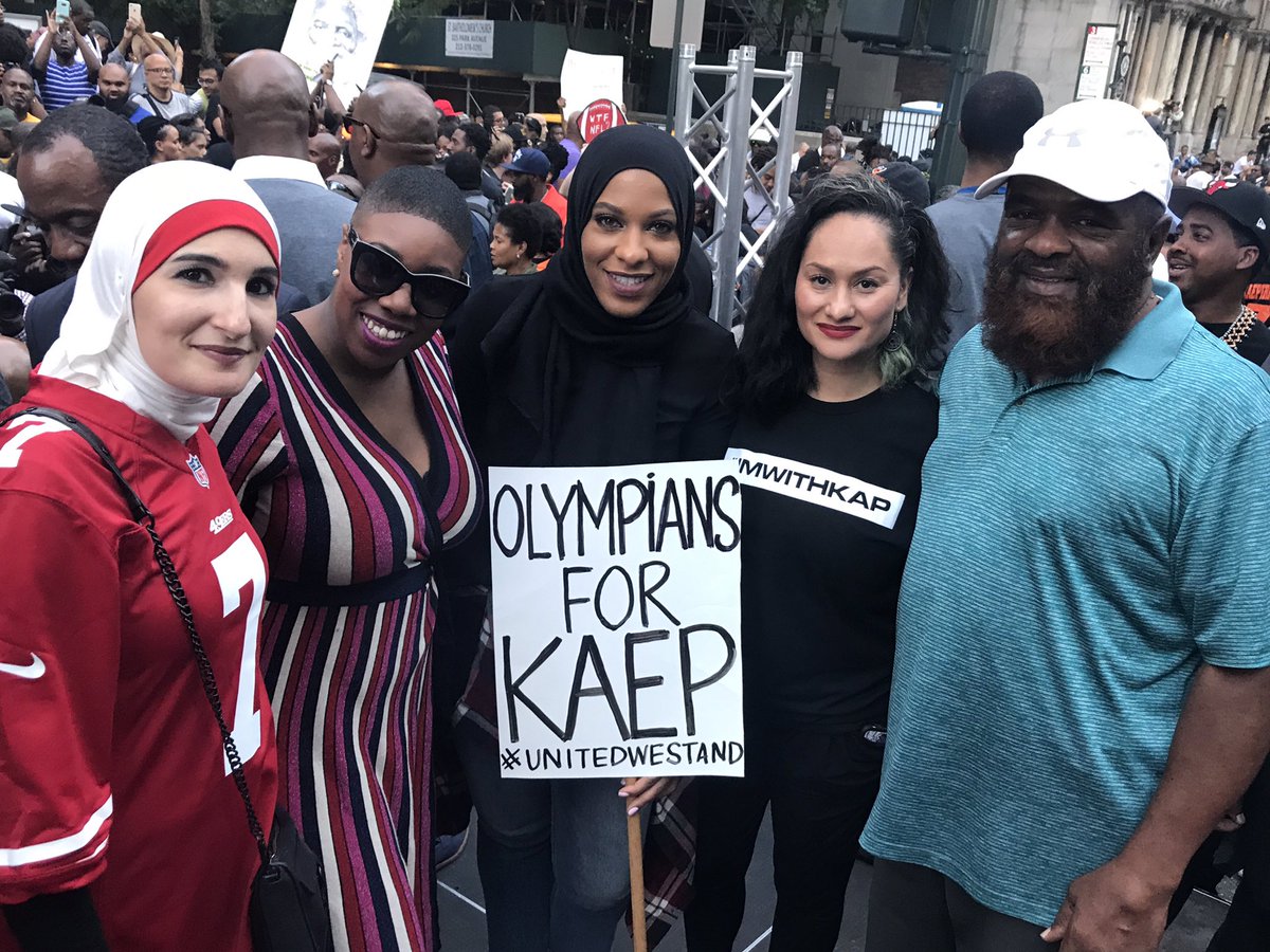 IbtihajMuhammad's tweet image. We rallied together to support @kaepernick7 ✊🏽May we ALL be brave enough to take a stand for civil rights #iStandWithKap #unitedwestand