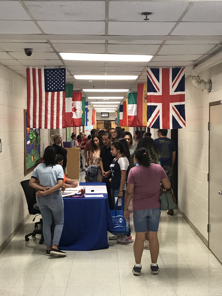 Beverly_A_Lusk's tweet photo. The hallways are packed at Dealey tonight! So excited for the new year! #dealeydisd @penaraul @dallasschools https://t.co/o7g7ghUoCD
