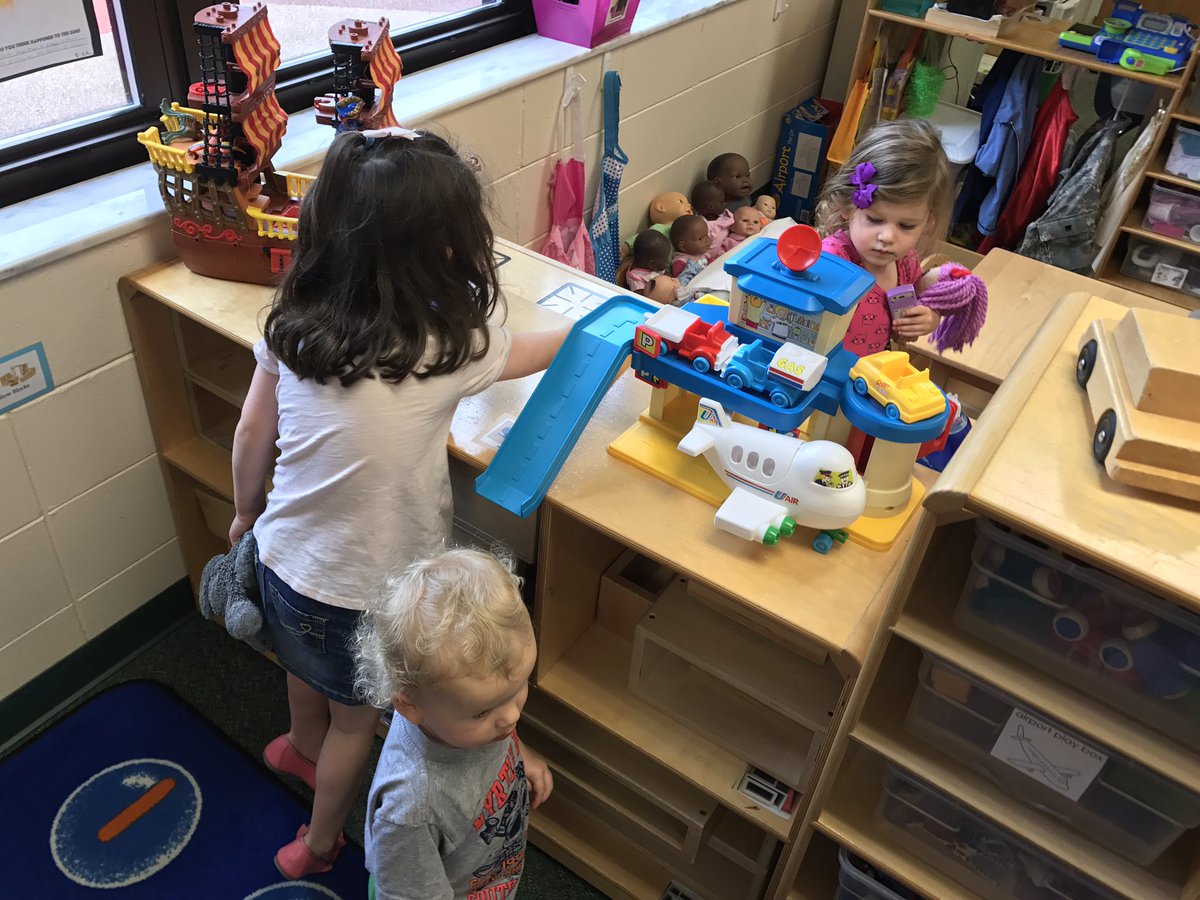 itsjnash's tweet photo. We're taking a peek at PreK! #parentinformation #classtour @lcprek @LibertyCoSchool https://t.co/MCFNraEn2Q