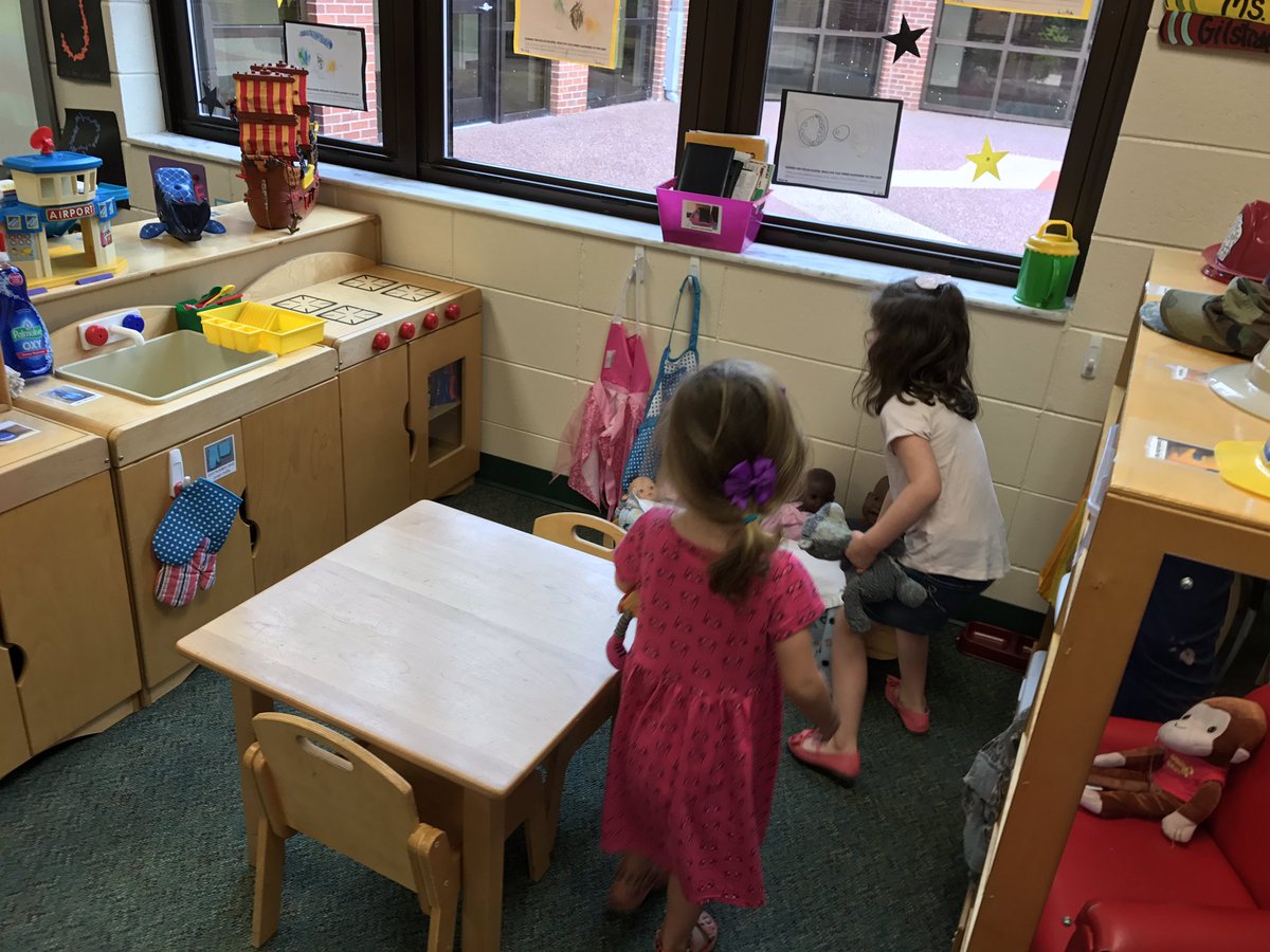 itsjnash's tweet photo. We're taking a peek at PreK! #parentinformation #classtour @lcprek @LibertyCoSchool https://t.co/MCFNraEn2Q