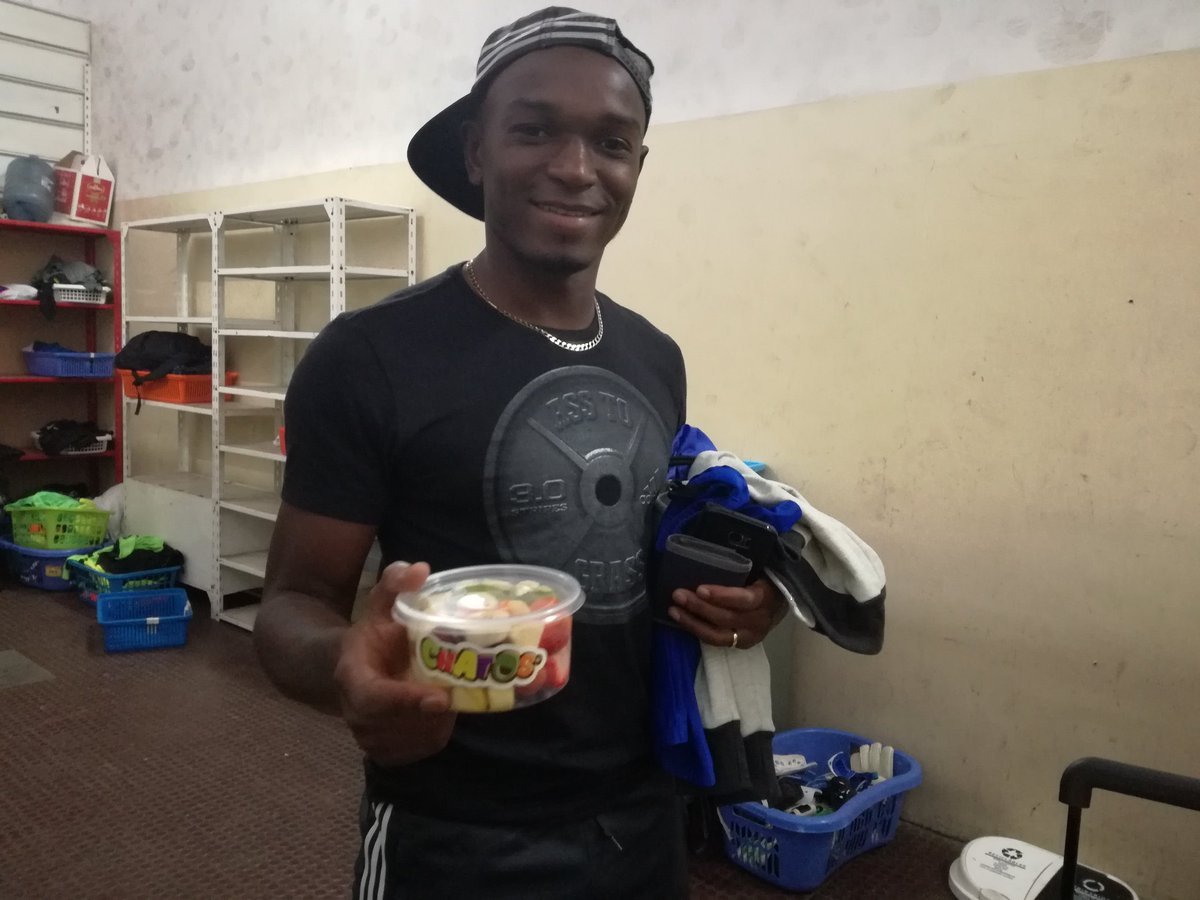 DCuencaOficial's tweet photo. @markokiko y @jcampoverde10 al igual que el plantel de #DCuenca disfruta de una deliciosa ensalada de frutas de @chatosfruits https://t.co/2pfx6MIMI0