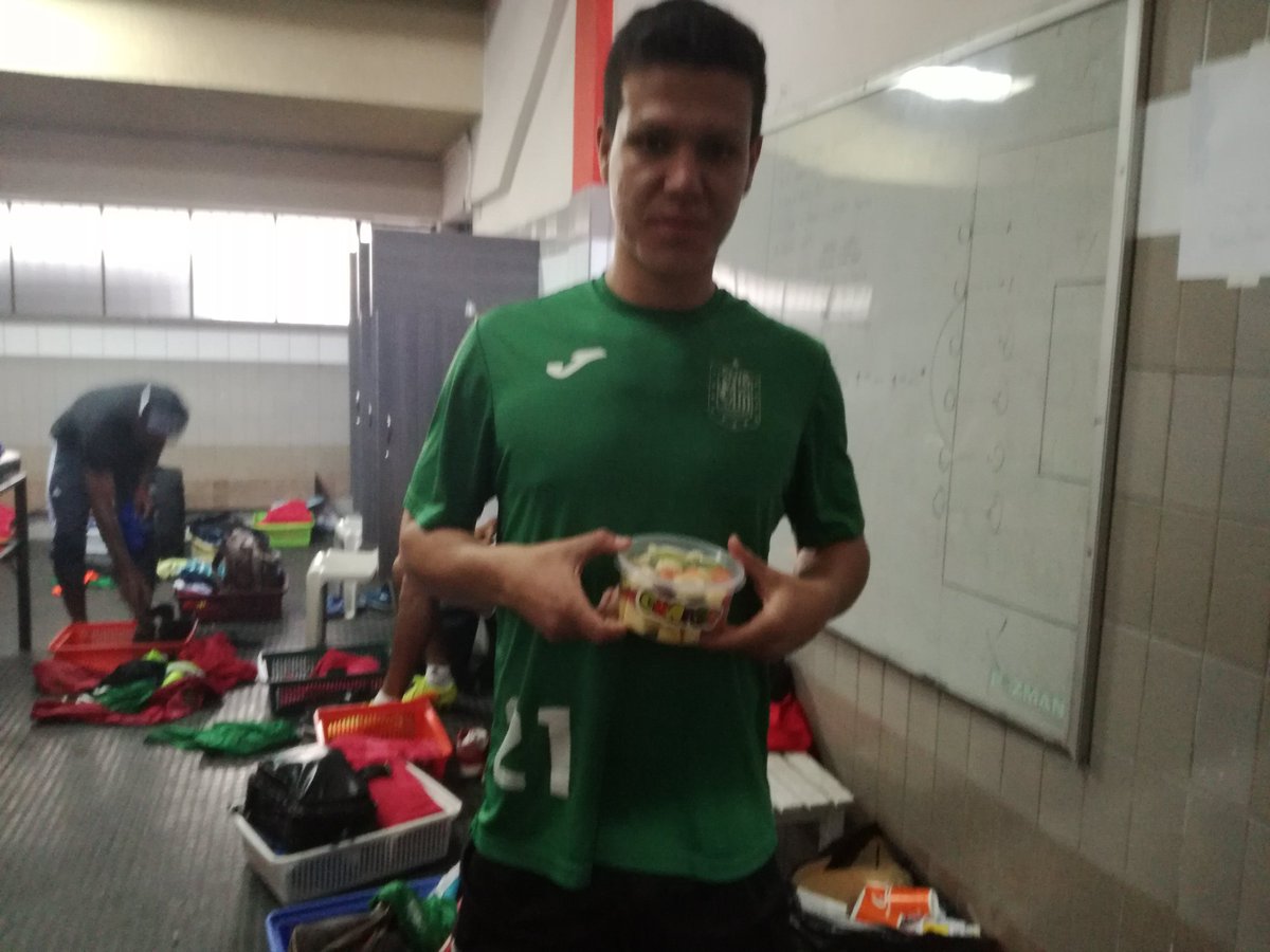 DCuencaOficial's tweet photo. @markokiko y @jcampoverde10 al igual que el plantel de #DCuenca disfruta de una deliciosa ensalada de frutas de @chatosfruits https://t.co/2pfx6MIMI0