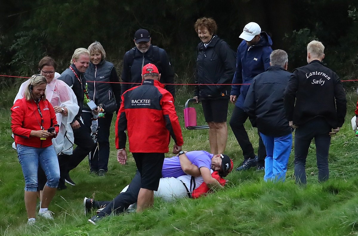😂🤗 Co-leader <a href="/mattsjwallace/">Matt Wallace</a> hugs the marshal who found his ball in the deep rough on the 18th hole...

#MiDGolf