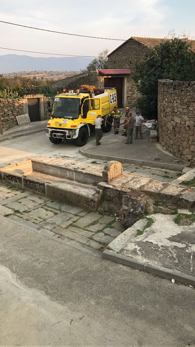 FerreroPC's tweet photo. @emecyl112 @mapamagob @AT_Brif @brifpuertopico @ProteCivilAvila @SpcBejar @El_Batefuegos @_Julia_glad_ @vostSPAIN @VOSTcyl @guardiacivil @Pablo_martin95 #IFMedinilla Brigadas forestales terrestres repostando para seguir combatiendo el incendio declarado entre #Ávila y #Salamanca 💪
@AT_Brif https://t.co/YBXjEK48Xp