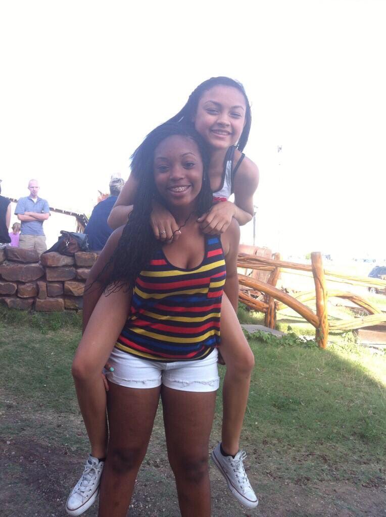 daesiarevely1's tweet photo. It's a friendanniversary ๐๐๐๐๐#fouryearsdown 8.24.13 https://t.co/IBcmFvHXFP