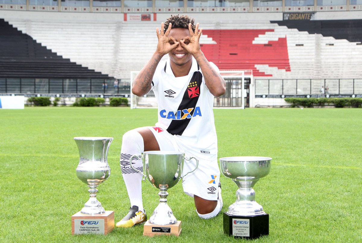 newscolina's tweet photo. Fotos oficiais dos campeões da base do Vasco da Gama posando com Taça Guanabara, Taça Rio e  Taça do Campeonato Carioca. Geração de ouro! 🏆 https://t.co/DWIF2ZPPpP