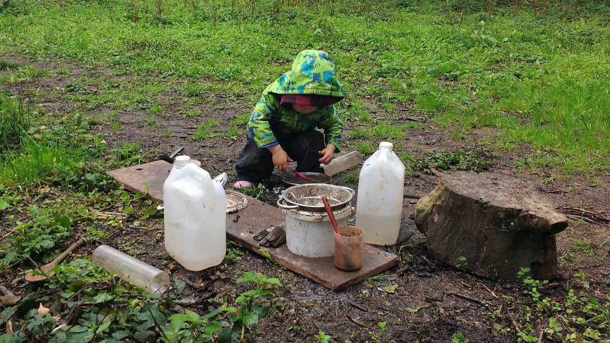 JRDiscoveryTree's tweet photo. Fire day @tortworthtrees! Toasting marshmallows, #campfire cooking&blackberry foraging for delicious #pancakes #forestschool #discoverytree https://t.co/0QwxZ3XKE4