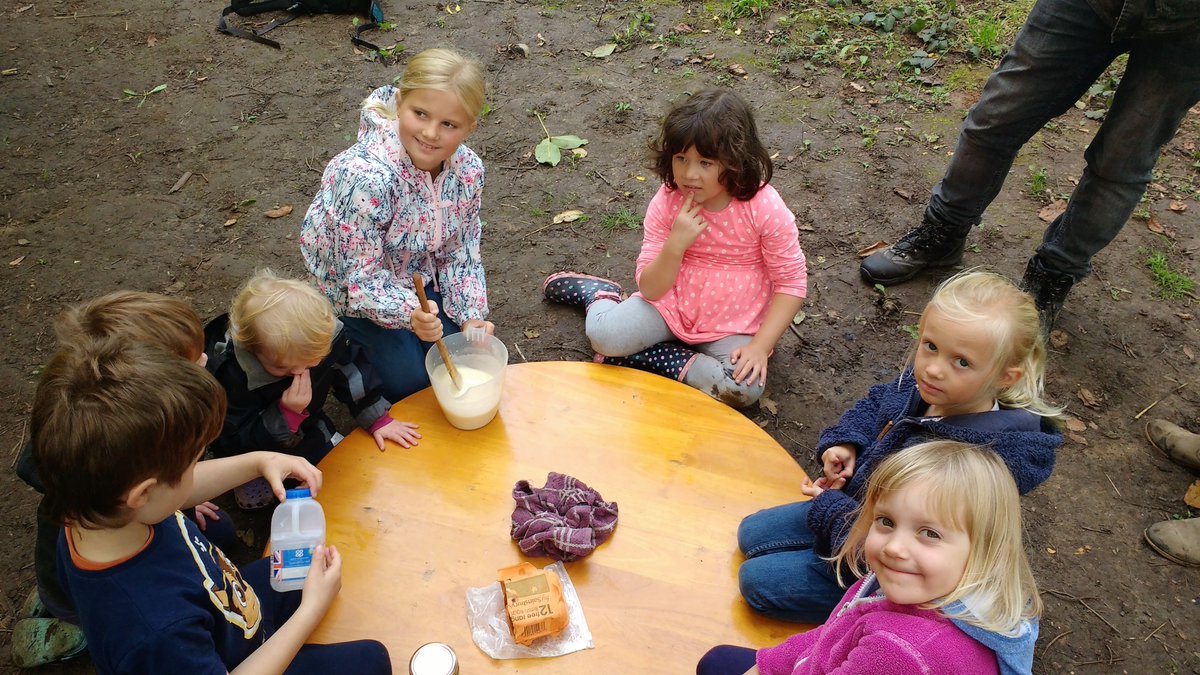 JRDiscoveryTree's tweet photo. Fire day @tortworthtrees! Toasting marshmallows, #campfire cooking&blackberry foraging for delicious #pancakes #forestschool #discoverytree https://t.co/0QwxZ3XKE4