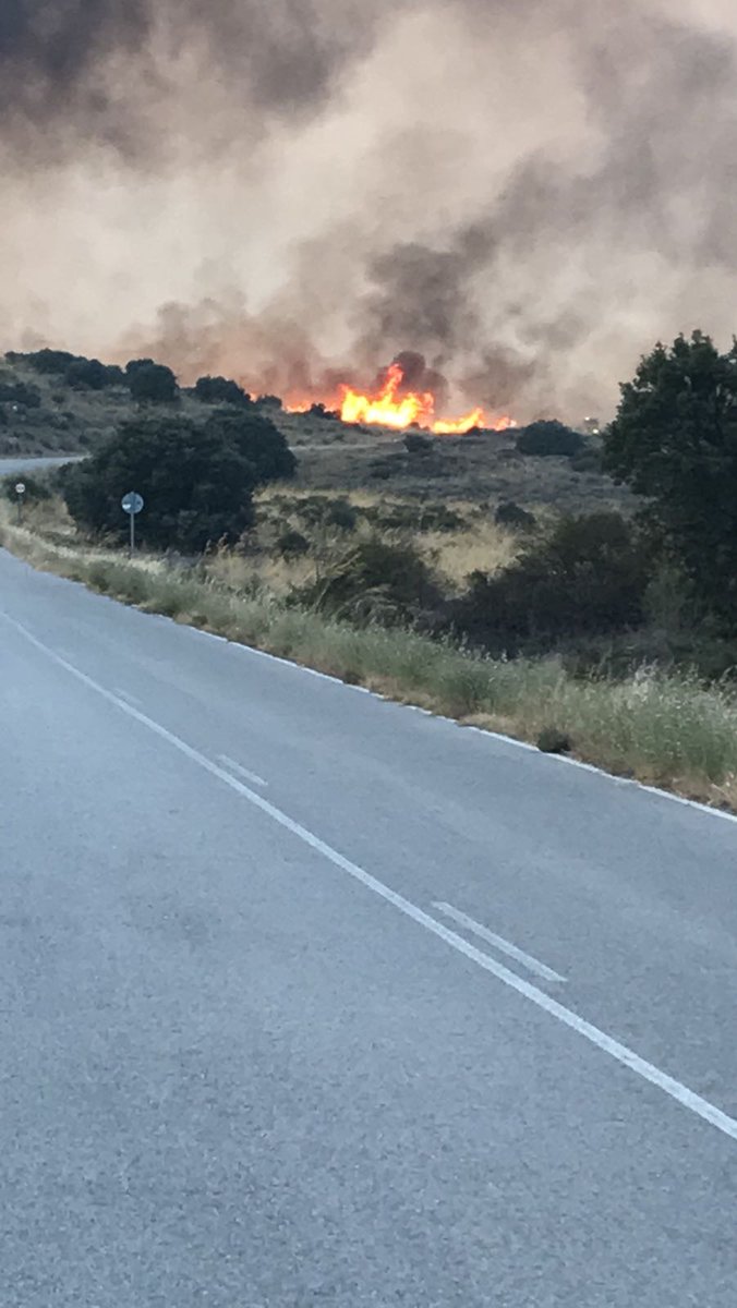 FerreroPC's tweet photo. @emecyl112 @mapamagob @AT_Brif @brifpuertopico @ProteCivilAvila @SpcBejar @El_Batefuegos @_Julia_glad_ @vostSPAIN @VOSTcyl @guardiacivil @Pablo_martin95 @brif_iglesuela #IFMedinilla | 20:49 | Carretera El Tejado a Puente del Congosto

Eviten desplazamientos por vías que puedan estar afectadas por incendio https://t.co/u1wb9eOSc5
