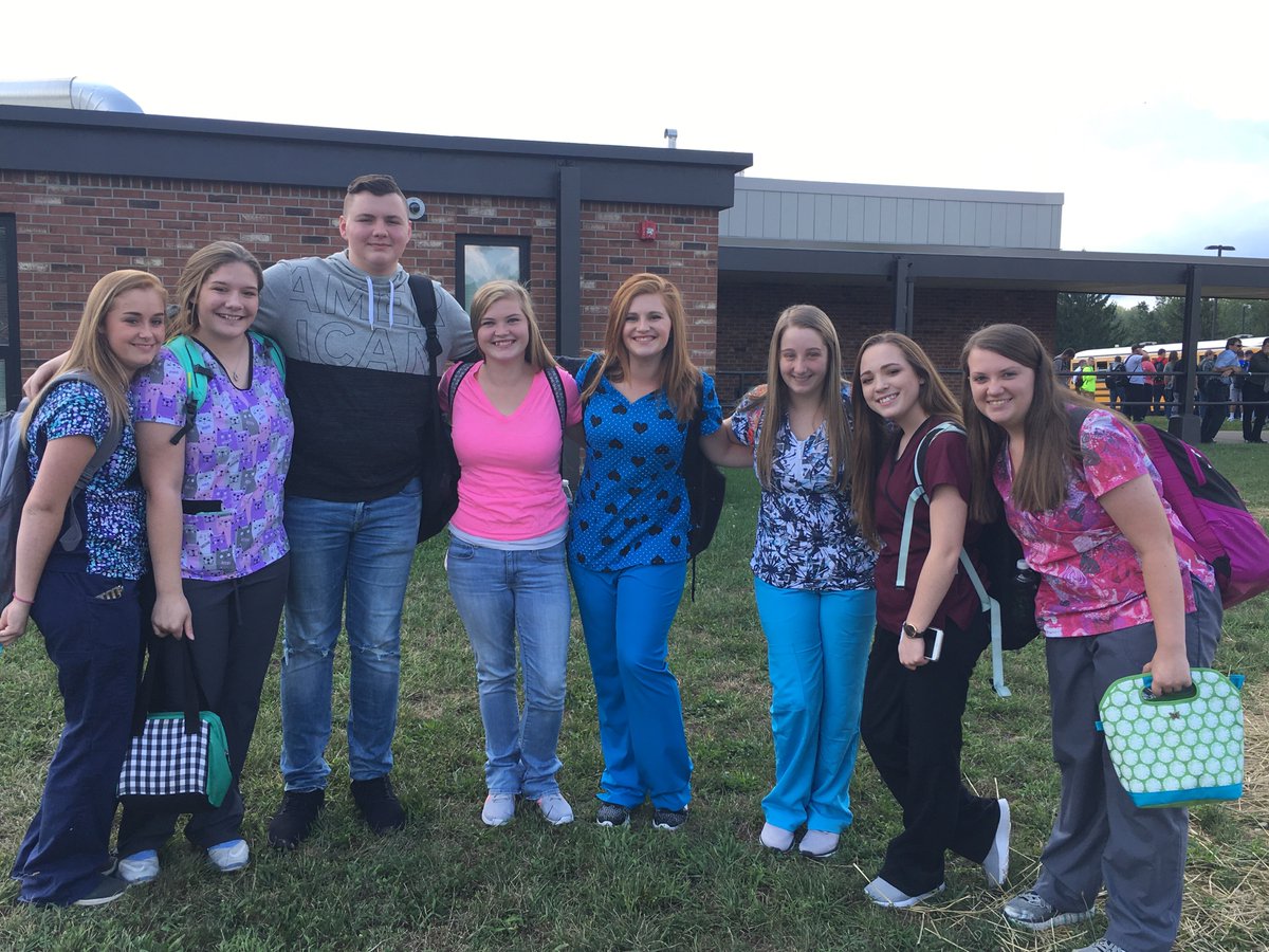 MidEastDistrict's tweet photo. First day back for seniors, second for sophomores and juniors! #Day2InTheBooks #MidEastCTC https://t.co/cEf7wTSv9B