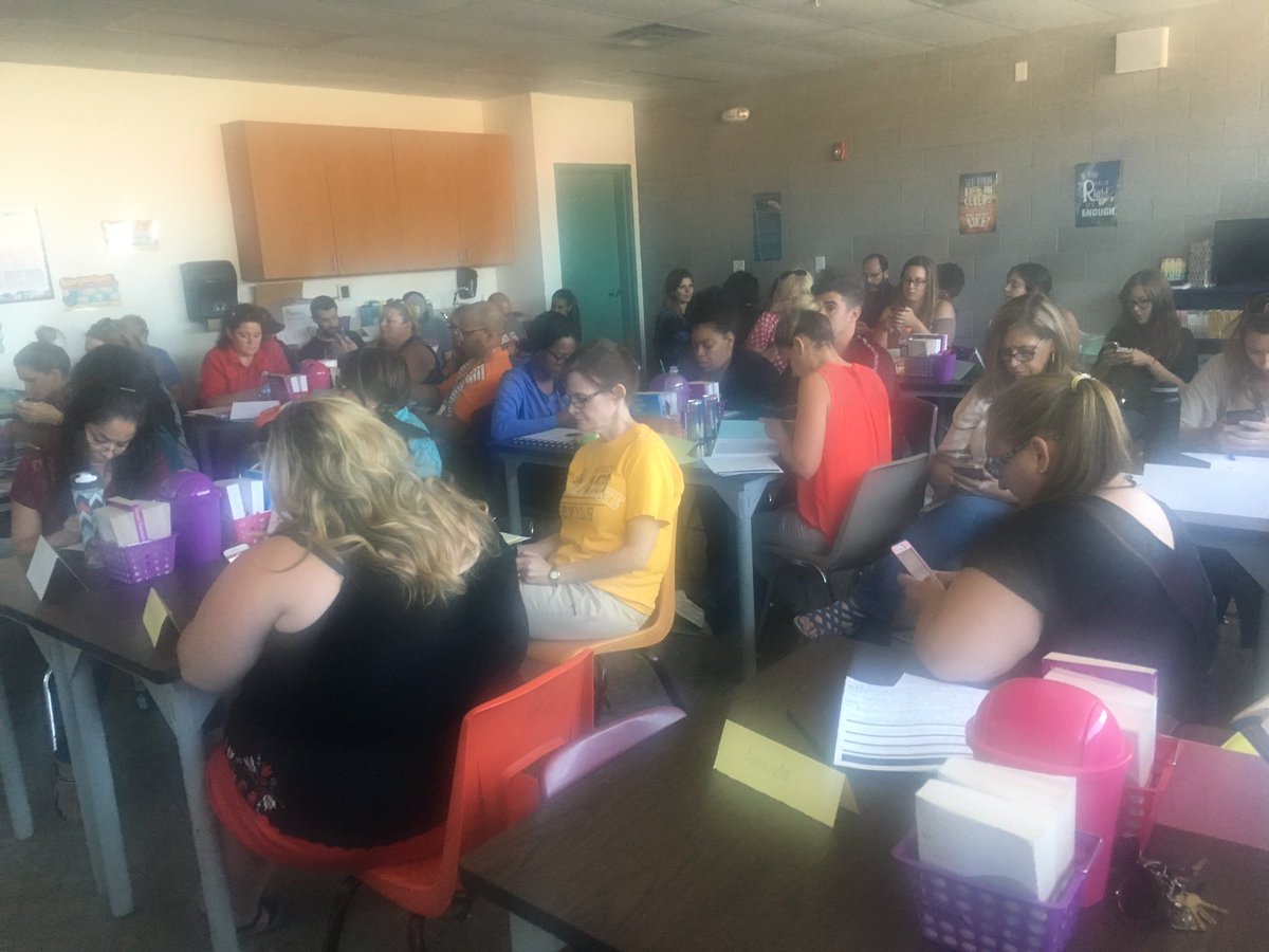 leshae_d's tweet photo. Learning about #classroommanagement at @hesglendale ! #PDThatWorks https://t.co/5C1XqEI6J1