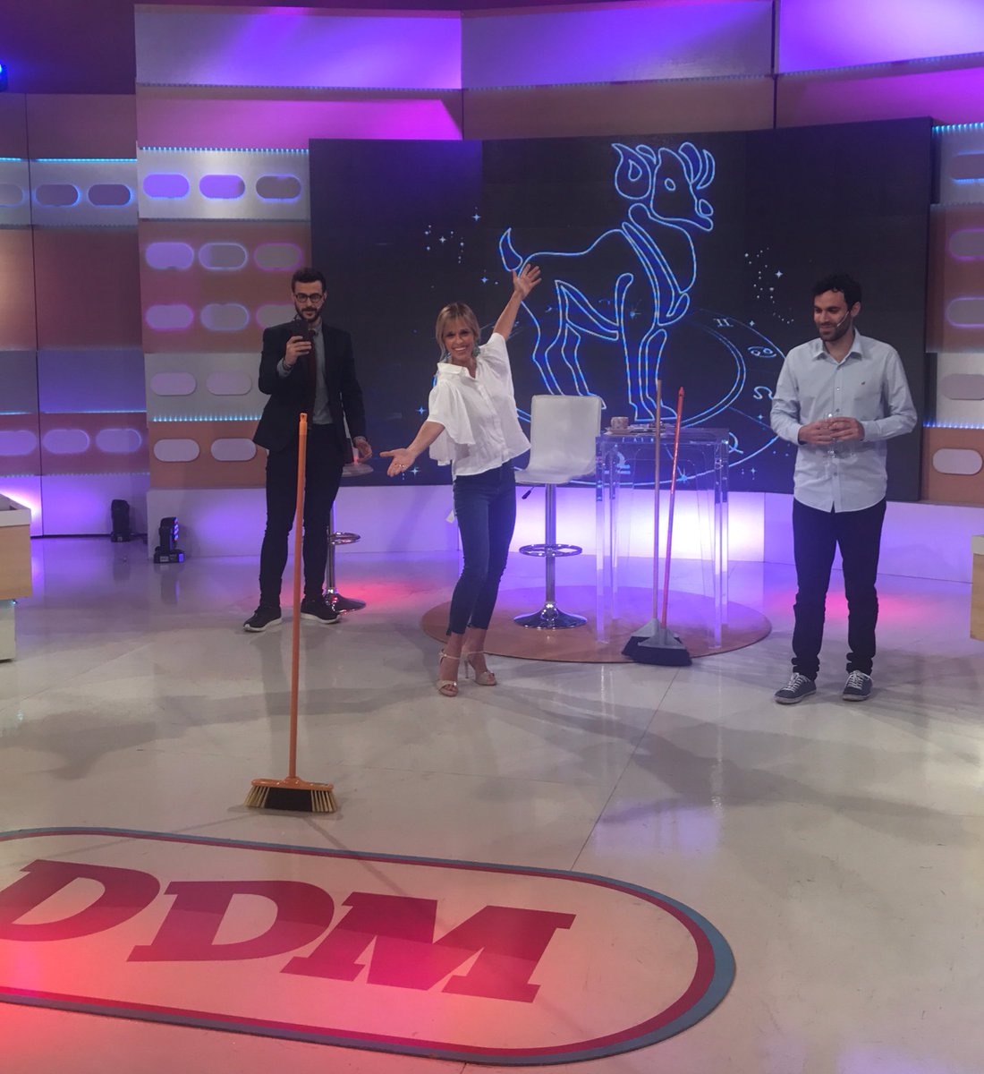gonzalez_lucas's tweet image. #escobillonchallenge #EclipseSolar2017 en @ddm_oficial #marianafabbiani @diegoleuco @nachojuliano