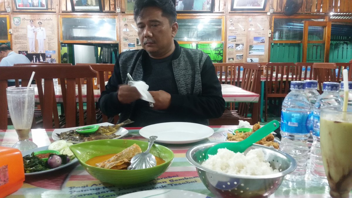 muktifajar's tweet photo. Tamu @airlangkap_tour berjalan2 dibengkulu dan mencicipi kuliner bengkulu @mediacenterBKL @hpibengkulu @Rohidin_Mersyah @ASITABENGKULU https://t.co/st8E04BHER