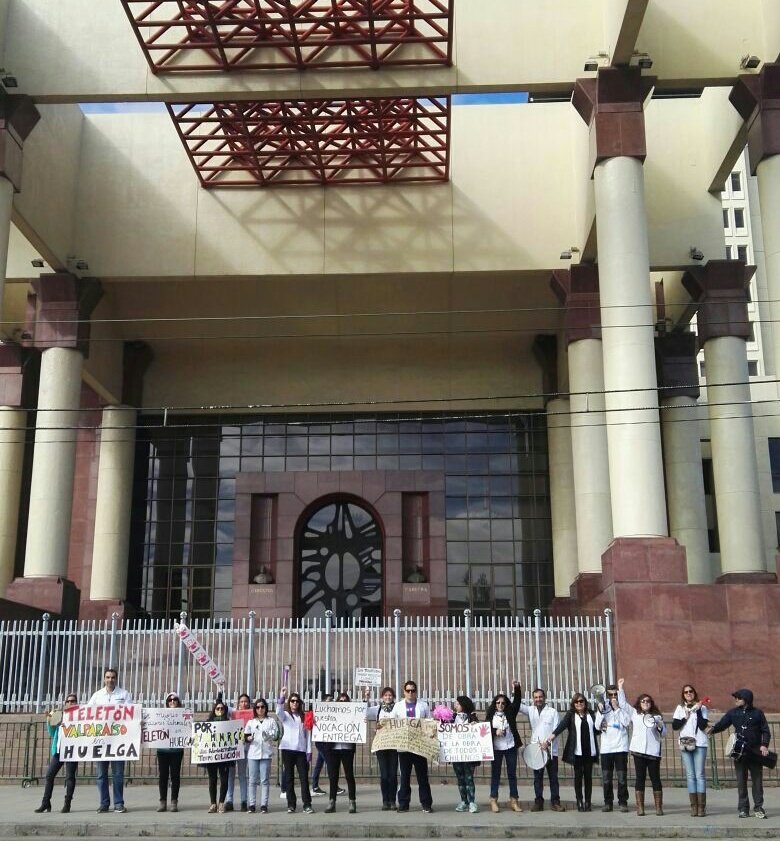 Chileokulto's tweet photo. Profesioanles de #HuelgaTeleton  ahora afuera del Congreso para hacer visibles los 8° días de #HuelgaTeleton a nivel nacional !! https://t.co/hq78x63Pxr