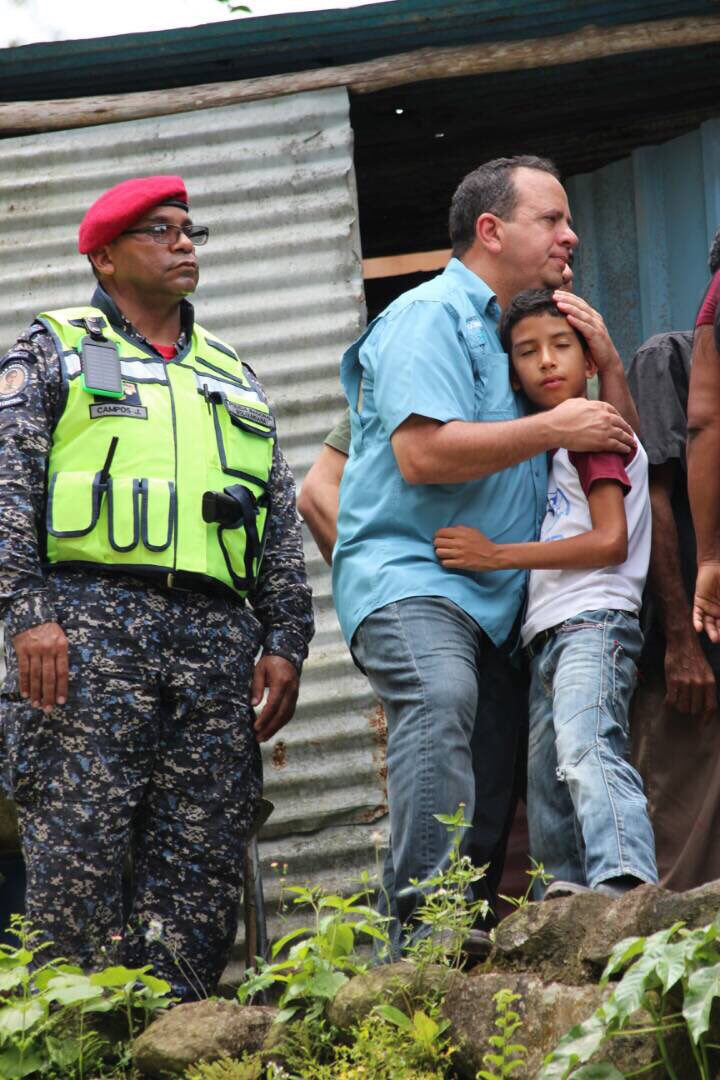 RMarcoTorres's tweet photo. La Revolución está con el pueblo humilde y luchador. Ahí con ellos está el alma y la esencia del Gigante Chávez #VenezuelaLibreDeOdio https://t.co/TylT9jSjNs