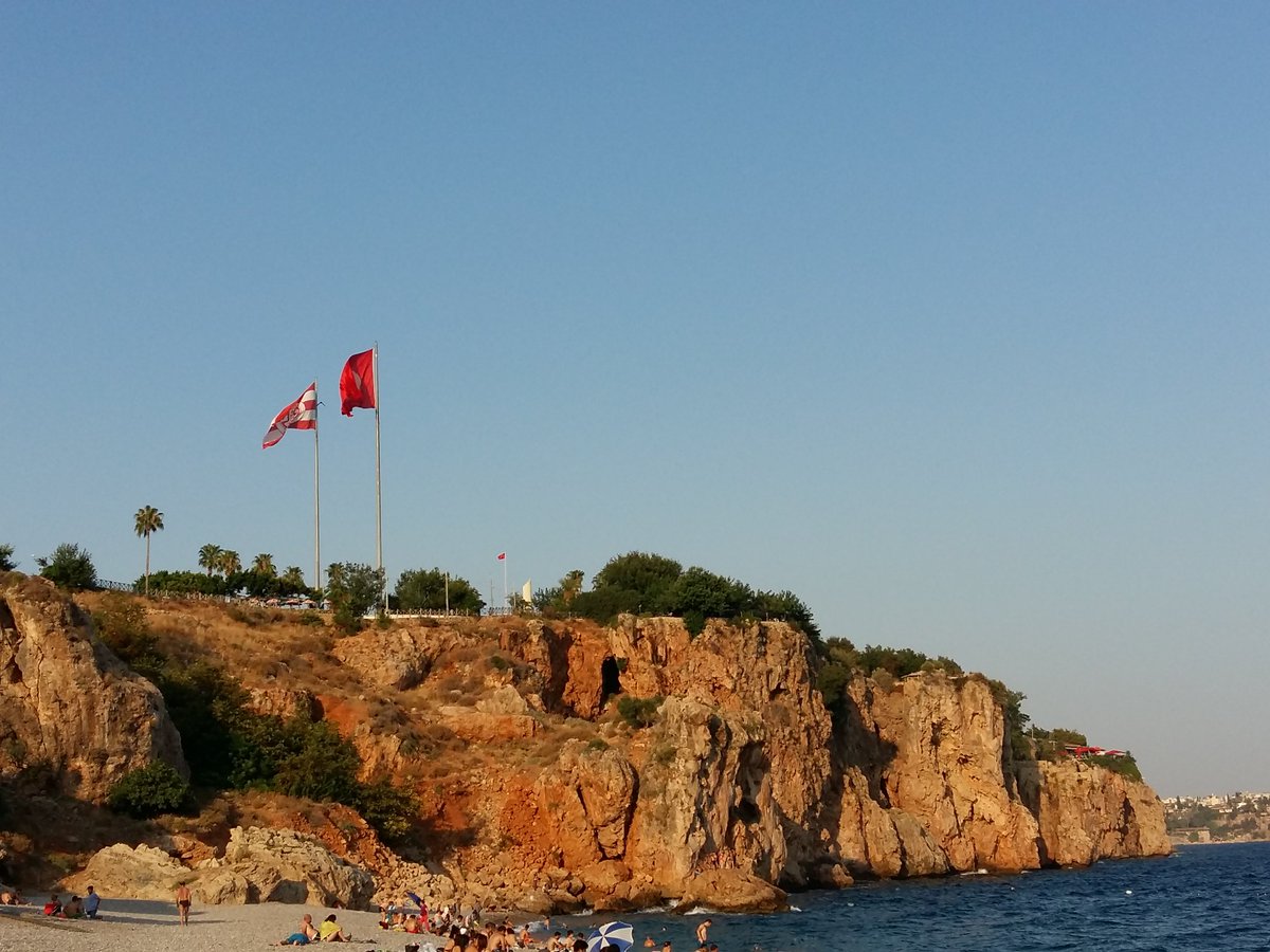 Zaman, İnsan'dır... 
İnsan iyi ise, zaman da iyidir; 
insan kötü ise, zaman da kötüdür..