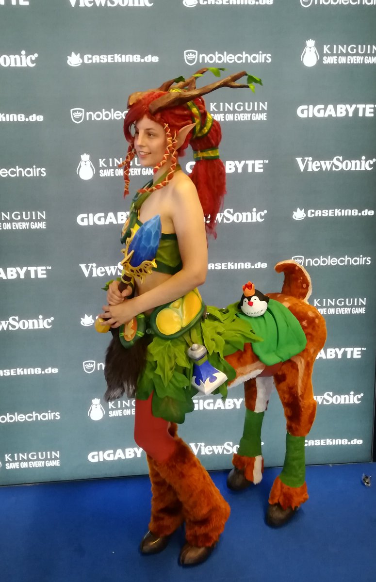 _Caefire_'s tweet photo. One day I won't wear my Ench cosplay anymore, but today wasn't that day. 
... Saturday won't be that day either. 😋
#Gamescom #cosplay https://t.co/k43bk19Aez