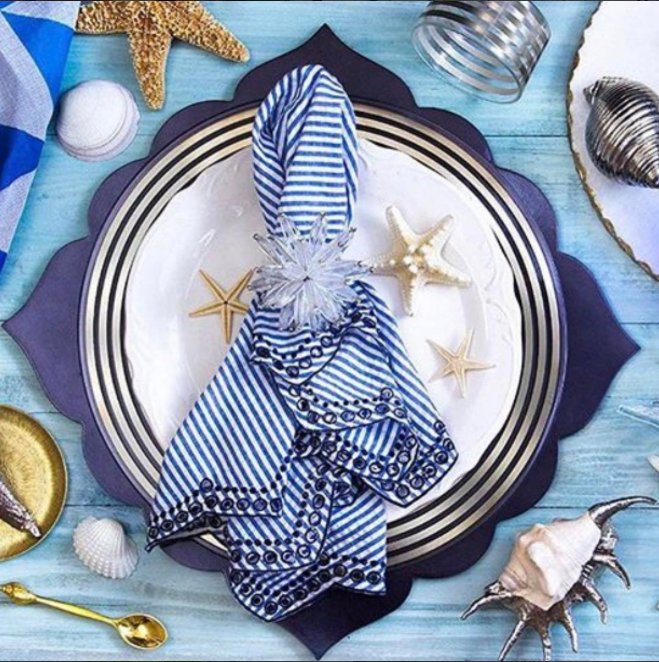 KIMSEYBERT's tweet photo. Holding onto the last bits of summer with this delightfully, nautical setting! ๐ฆ #dressingthetable ๐ธ @PioneerLinens https://t.co/hR7FUSX9IA