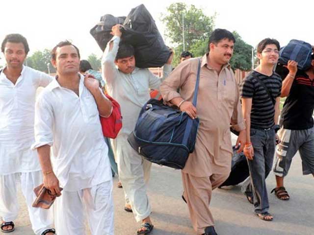ExpressNewsPK's tweet photo. گزشتہ 5 سالوں میں دنیا بھر سے 5 لاکھ سے زائد پاکستانی ڈی پورٹ ہوئے، وزارت داخلہ - https://t.co/C2XAPrvV4I #PakistaniDeported #HomeMinistry https://t.co/eMuzDQzti7