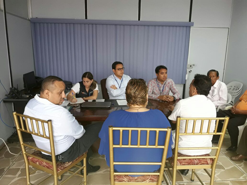 IntendenElOro's tweet photo. Intendente @JoseCorreaEc indicó en su despacho  a dueños de locales de tolerancia "La Puentecita" nuevas desposiciones de seguridad. https://t.co/SAVLpFOnWg