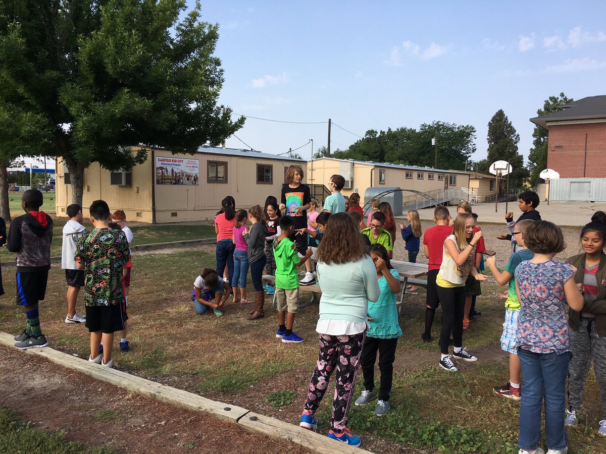 6thgradegrizz's tweet photo. 6th grade team building fun #BSDpride #garfieldgrizzlypride @GarfieldBSD #rockpaperscissor https://t.co/cG2dLYVvxX