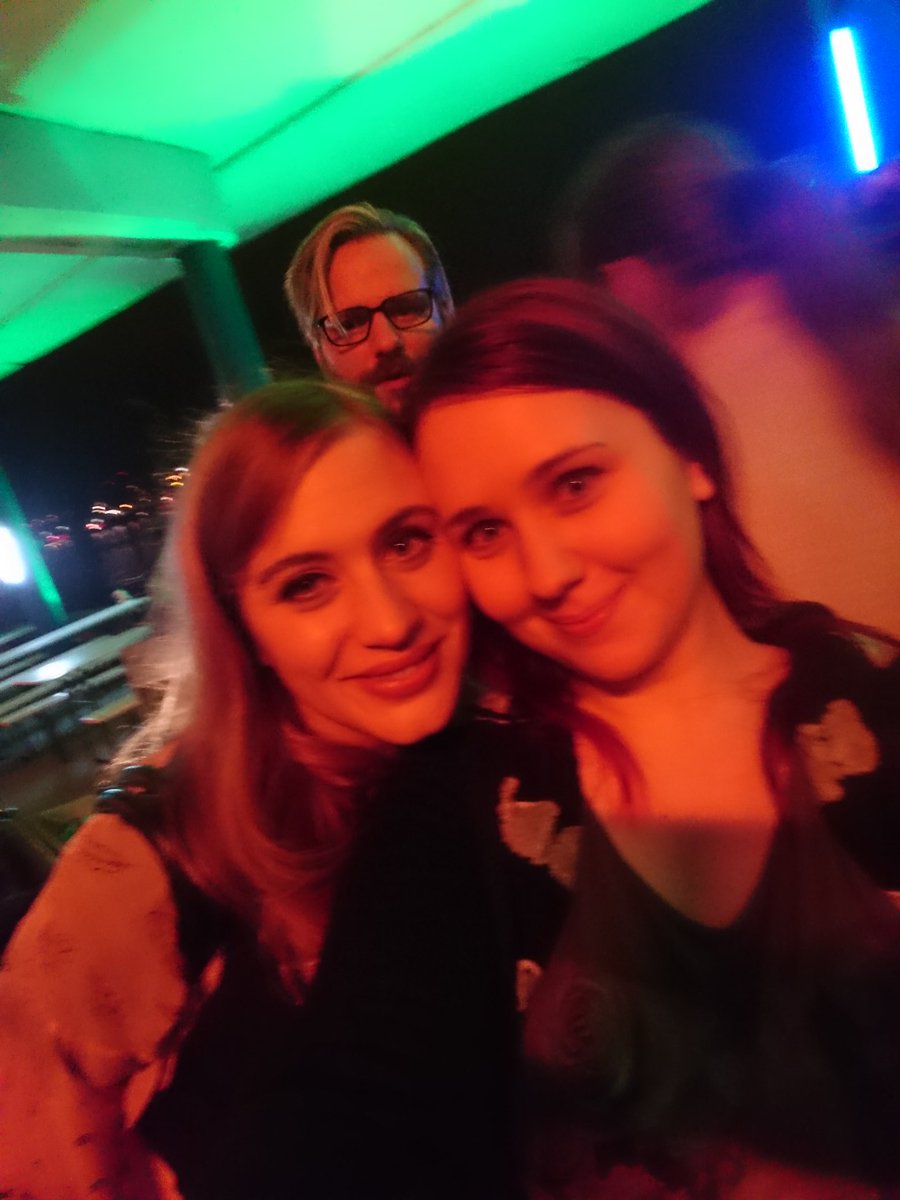 Photobomb Level: Gronkh 😂 
<a href="/Gronkh/">𝑮𝑹𝑶𝑵𝑲𝑯</a> <a href="/xPandorya/">Pandorya</a> 
War ein schöner Abend ihr Lieben ♥ 

PS: <a href="/xPandorya/">Pandorya</a> nicht vergessen Preacher zu suchten :)