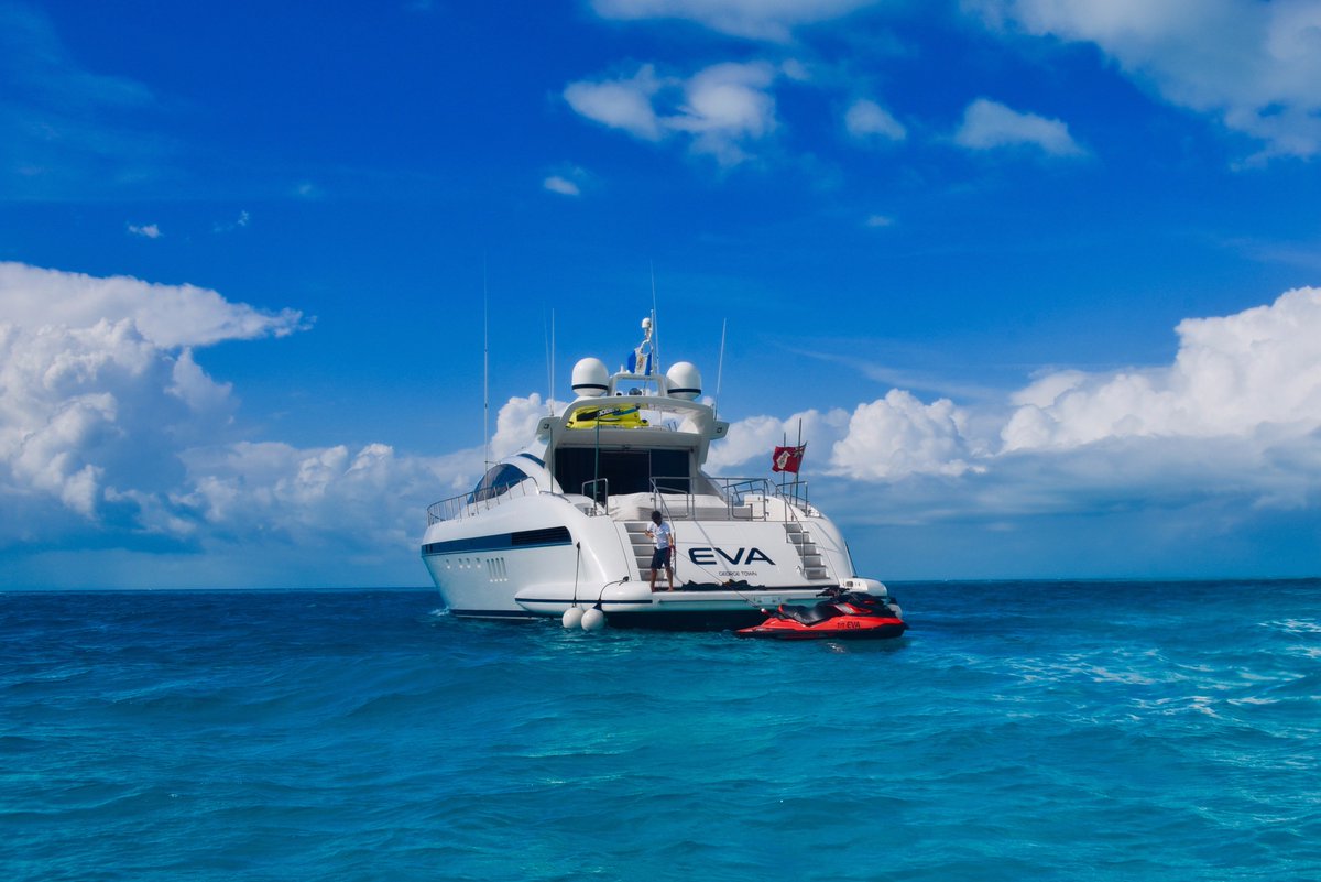 Boat4aday's tweet photo. There’s only a few more days before the last blast of #summer...#LaborDay! Don't delay in reserving your #yacht with #Boat4ADay https://t.co/XZHoio1DHU