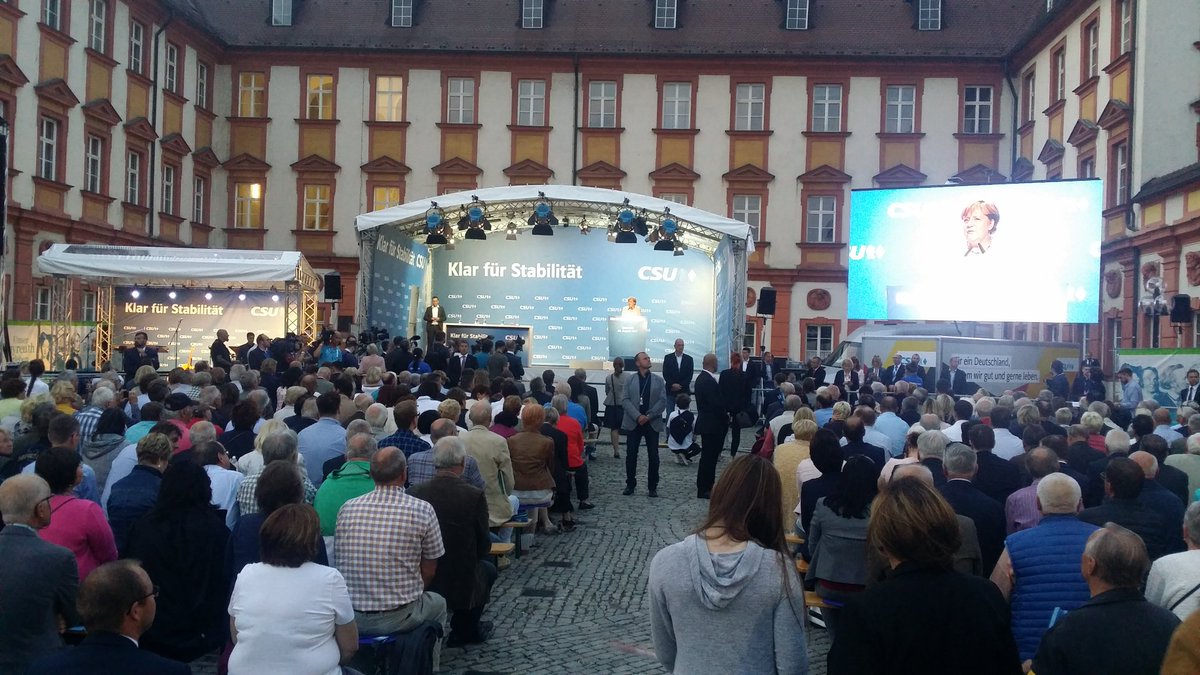 Kueffix's tweet photo. #Merkel in #Bayreuth ohne besondere Vorkommnisse. Ein paar wenige #Buhrufe und viel #Applaus https://t.co/ygnldLEHZj