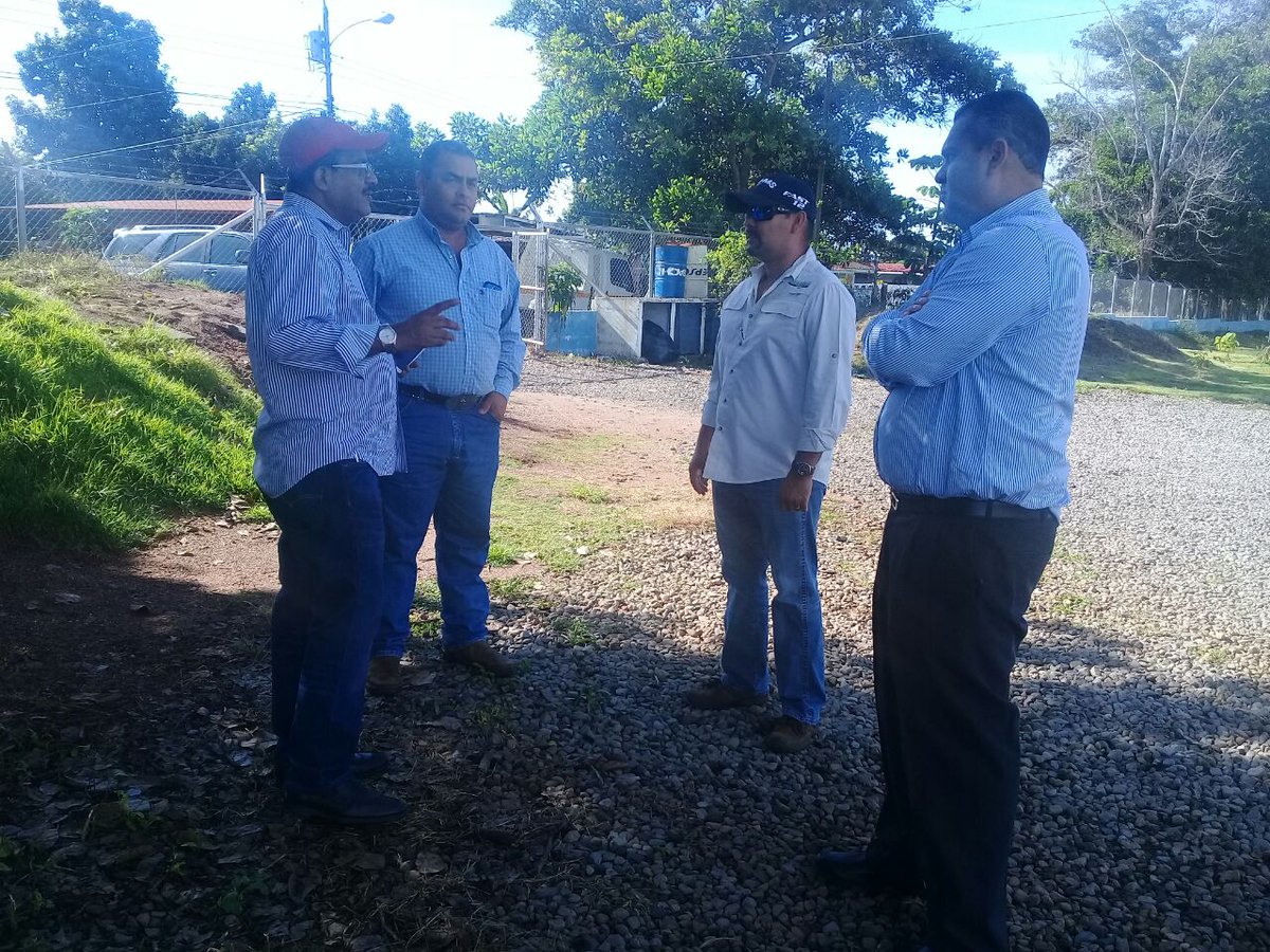 Municipio_David's tweet photo. Alcaldía de David y el Club Activo 20-30, establecieron una alianza de trabajo, mantenimiento y limpieza permanente del complejo deportivo. https://t.co/2Df9JPEtVG