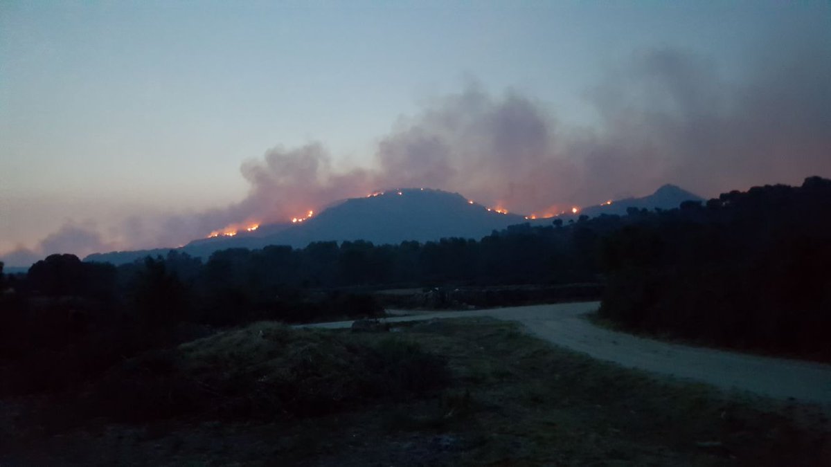 ElTejado_Web's tweet photo. No tenemos palabras al ver estas imágnes del Berrueco ardiendo #IFMedinilla #IFElTejado #Fuego https://t.co/AnLpEoOotg